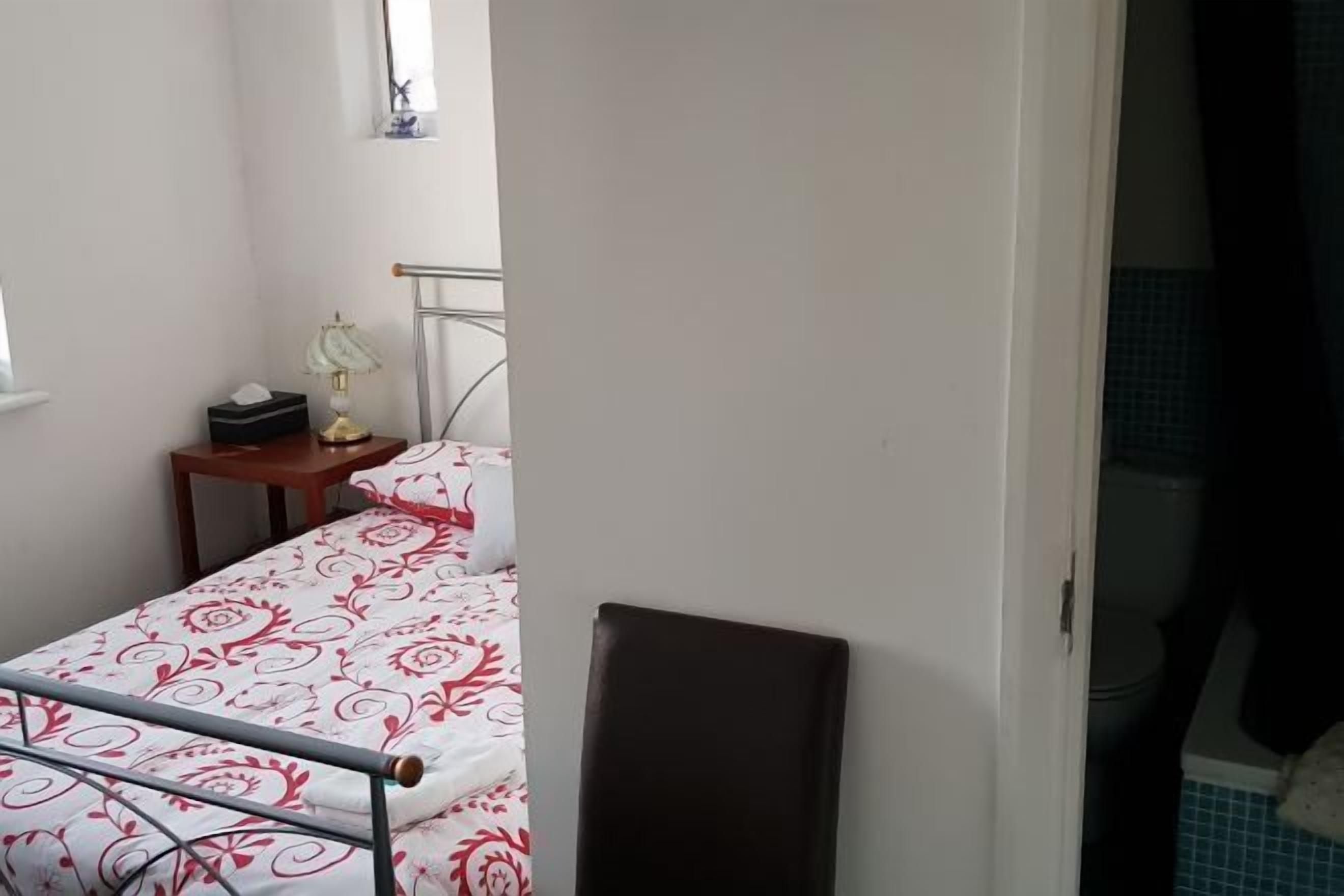 Bureau, fer et planche à repasser, lit de bébé, accès au Wi-Fi (inclus)