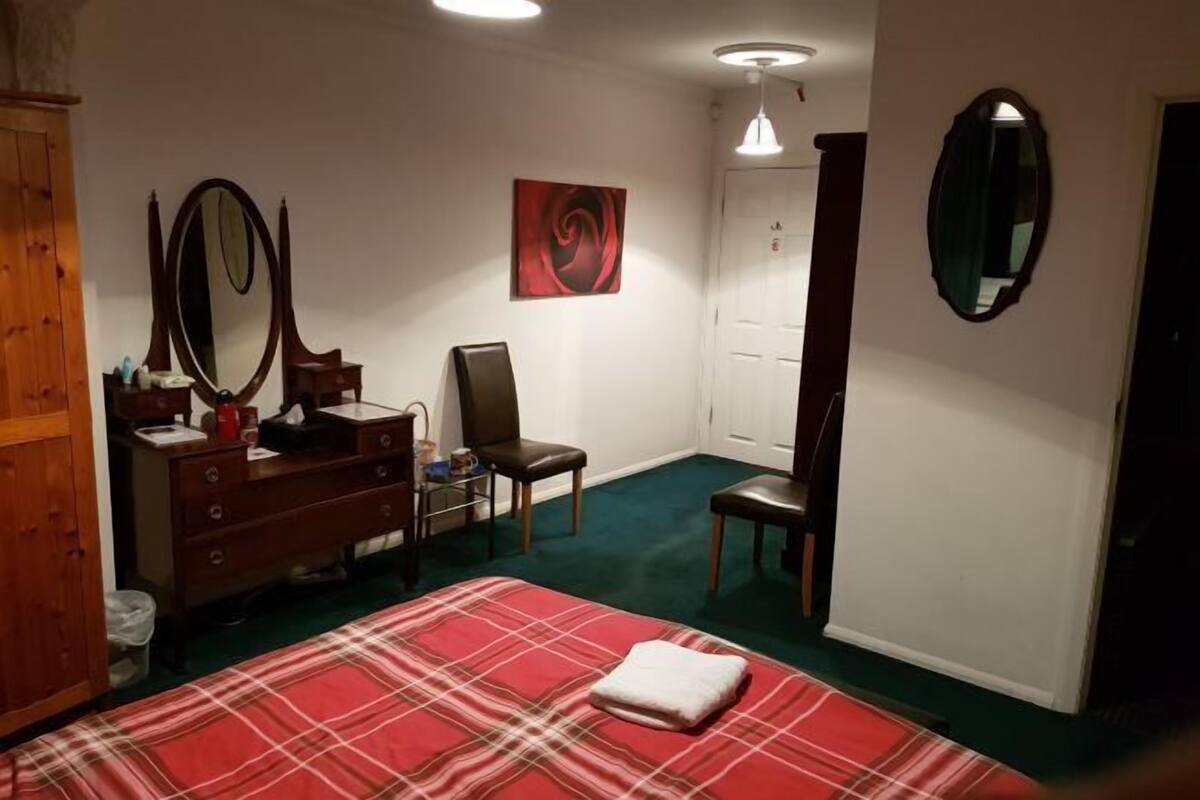 Bureau, fer et planche à repasser, lits bébé, Wi-Fi gratuit