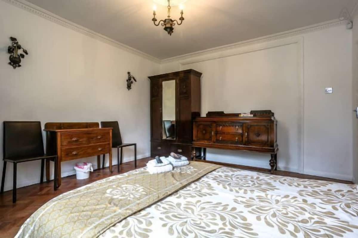 Desk, iron/ironing board, free WiFi, bed sheets