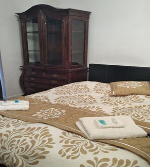 Tremannsrom – standard, delt bad | Skrivebord, strykejern/-brett, barnesenger og wi-fi (inkludert)