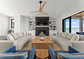 Smart TV, fireplace
