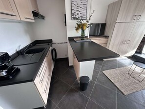 Kjøleskap, mikrobølgeovn, kaffetrakter/tekoker og brødrister