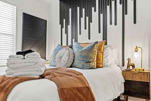 4 bedrooms, iron/ironing board, travel crib, free WiFi - The Luxe/Hot Tub/Playground/12 Min to Horse Park (Georgetown)