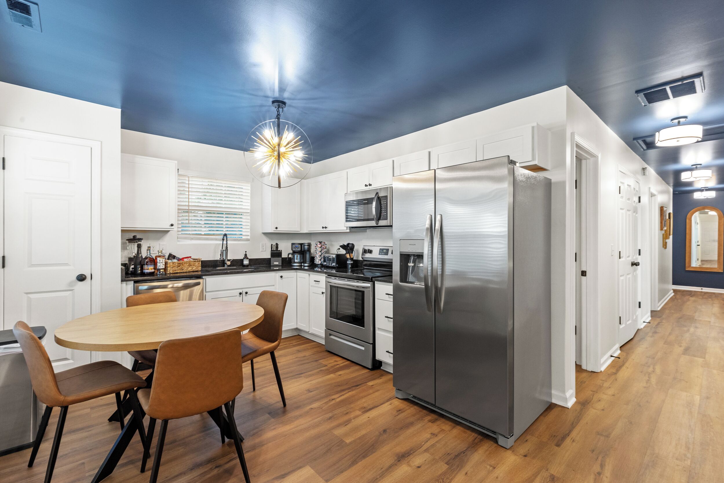 Geladeira, micro-ondas, fogão, cooktop