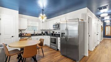 Geladeira, micro-ondas, fogão, cooktop