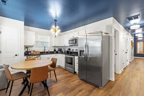 Fridge, microwave, oven, stovetop - The Luxe/Hot Tub/Playground/12 Min to Horse Park (Georgetown)
