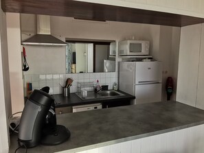 Køleskab, mikrobølgeovn, ovn, kogeplade