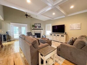 Televisión y chimenea 