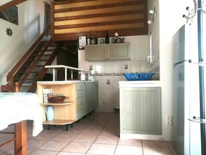 Een koelkast, een microgolfoven, een oven, een kookplaat