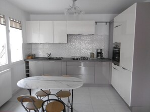 Een koelkast, een microgolfoven, een oven, een kookplaat