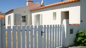 Unclassified image, 4 of 9, button - House in L'Épine, near Beach & Shops, 4/6 Pers. (L'Épine)