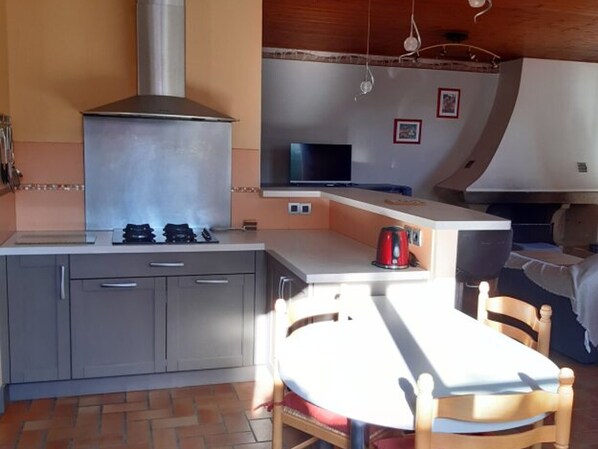 Micro-ondes, four, plaque de cuisson, lave-vaisselle