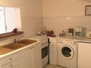 Fridge, microwave, oven, stovetop - House near Noirmoutier beach - Pets welcome - 4 people (La Guérinière)