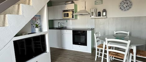 Refrigerador, microondas, horno y parrilla de estufa