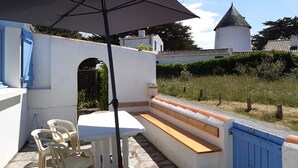 Outdoor dining - Spacious house for 9, sea view, in Barbâtre (Barbâtre)