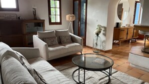 TV, fireplace - Spacious house for 9, sea view, in Barbâtre (Barbâtre)