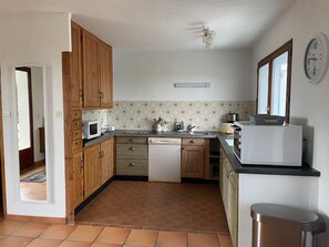 Fridge, microwave, oven, stovetop - Spacious house for 9, sea view, in Barbâtre (Barb âtre)