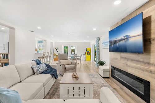 Ultimate Beach Oasis: Heated Pool, Game Room, BBQ & Pet-Friendly 🏖️