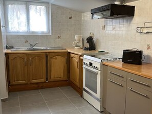 Een koelkast, een microgolfoven, een oven, een kookplaat