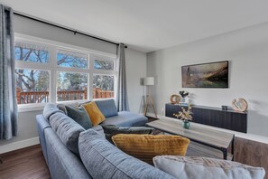 TV connectée, livres, écrans d'ordinateur