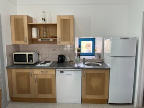 Réfrigérateur, micro-ondes, plaque de cuisson, lave-vaisselle