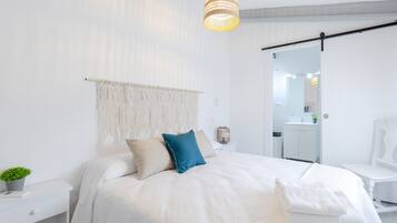 5 bedrooms, free cribs/infant beds, bed sheets
