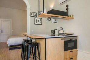 Fridge, microwave, stovetop, coffee/tea maker - Visconde Garden (Bonfim)