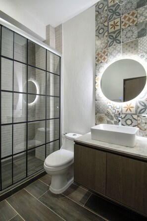 Een haardroger, handdoeken, zeep, shampoo