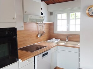 Een koelkast, een microgolfoven, een oven, een kookplaat