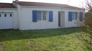 Exterior - Spacious house in Barbâtre, near beach, pets allowed (Barbâtre)