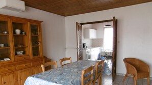 Dining - Spacious house in Barbâtre, near beach, pets allowed (Barbâtre)