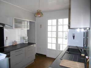Fridge, microwave, oven, stovetop - Single-storey house with shaded garden, pets allowed, near sea and forest - 6 people (La Guérinière)