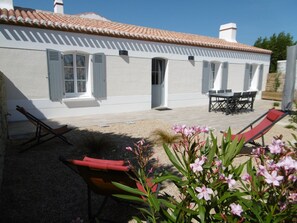 Outdoor dining - Renovated 2019 house near beach with private garden (L'Épine)