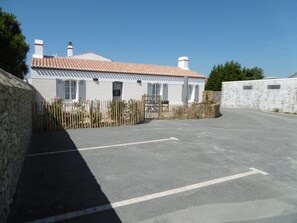 Exterior - Renovated 2019 house near beach with private garden (L'Épine)