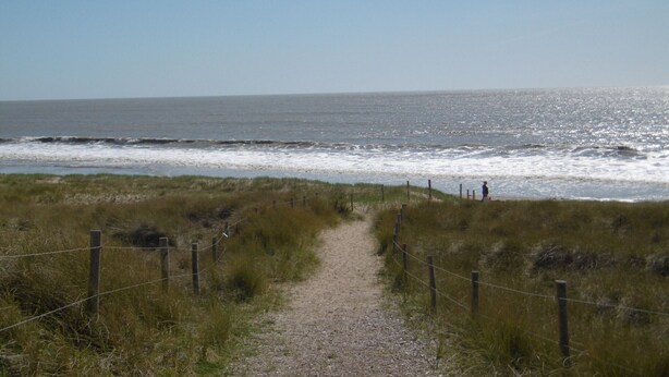 A gravel path leading to the beach with a fence on one side and a person standing by the water. - House near beach for 8/9 ppl - Pets allowed (Barbâtre)