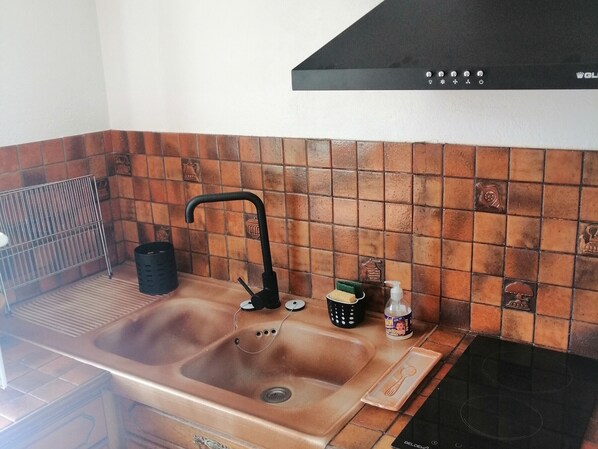 Een microgolfoven, een oven, een kookplaat