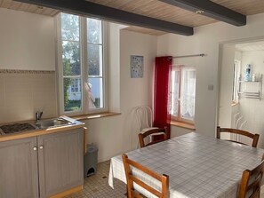 Dining - Renovated house near the beach for 5 people in L'Épine (L'Épine)