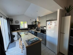 Kühlschrank, Mikrowelle, Ofen, Herdplatte