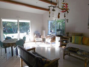 TV - La Guérinière: House 5 pers, garden, pets allowed (La Guérinière)