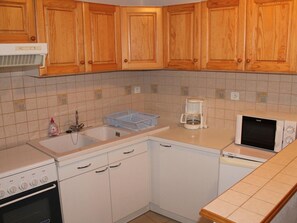 Mikrowelle, Ofen, Herdplatte, Wasserkocher mit Kaffee-/Teezubehör