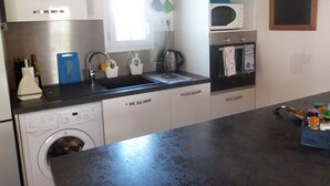 Coffee/tea maker, fridge, microwave, oven - Cozy house for 4 with enclosed garden in L'Épine, near the beach (L'Épine)