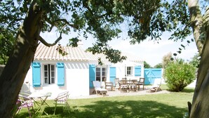 Outdoor dining - Cozy house for 4 with enclosed garden in L'Épine, near the beach (L'Épine)