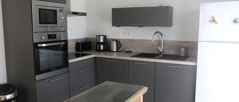 ثلاجة، ميكروويف، فرن، موقد طهي مسطح