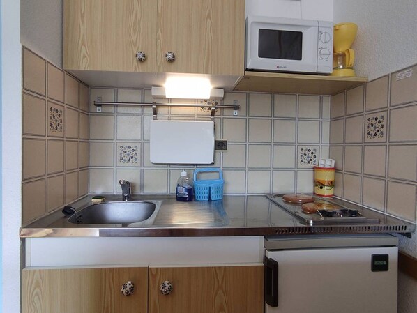 Fridge, microwave, coffee/tea maker, toaster