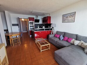 Unclassified image, 3 of 6, button