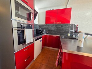 Fridge, oven, dishwasher, cookware/dishes/utensils