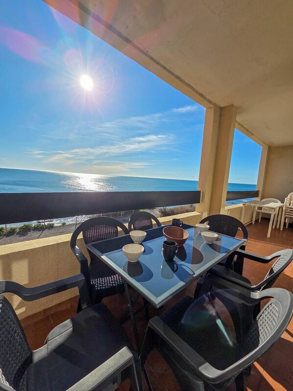 Unclassified image, 1 of 6, button