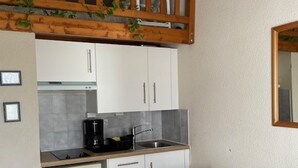 Coffee/tea maker, fridge, oven, stovetop - Charming cottage for 4 at 30m from the beach in Barbâtre (Barbâtre)