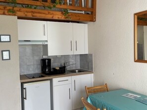 Réfrigérateur, four, plaque de cuisson, cafetiÚre/bouilloire