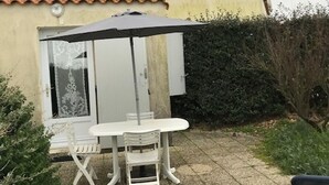 Outdoor dining - Charming cottage for 4 at 30m from the beach in Barbâtre (Barbâtre)
